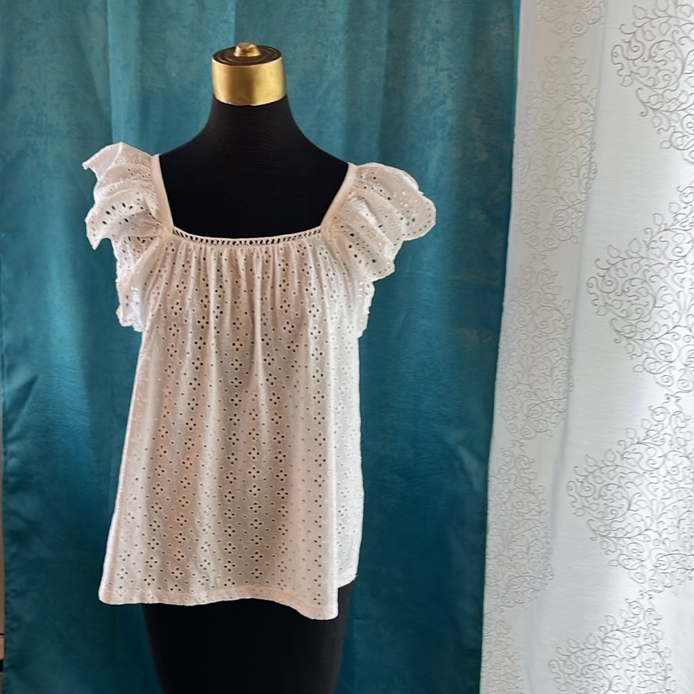 Dainty ruffle tank in white eyelet fabric. - Picture 2 of 5
